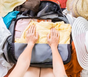 Wenn mal kein Bügeleisen zur Hand ist: Tipps für glatte Wäsche im Urlaub